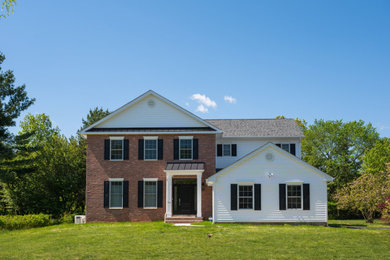 Cette photo montre une façade de maison blanche chic en bardeaux à un étage avec un revêtement mixte, un toit en shingle et un toit marron.