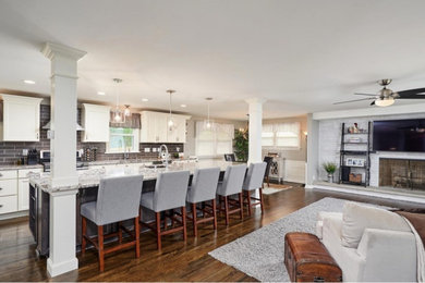 Kitchen - traditional kitchen idea in Cleveland