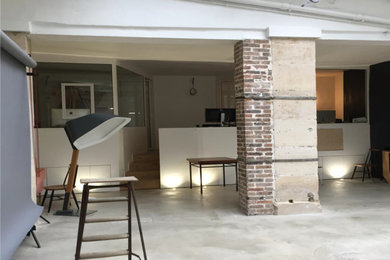 Modelo de sala de estar abierta contemporánea pequeña con paredes multicolor, suelo de cemento y suelo gris