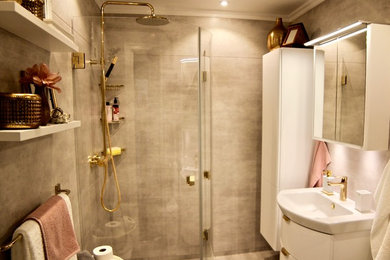 Privat badrum med våtrumsmatta Raw Concrete