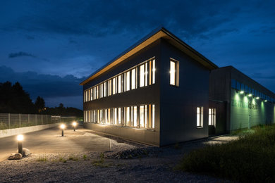 Mittelgroßes Modernes Arbeitszimmer mit Arbeitsplatz, weißer Wandfarbe, freistehendem Schreibtisch und Holzdecke in München