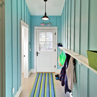 На фото: прихожая в морском стиле с белой входной дверью с