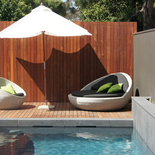 メルボルンの中サイズの長方形コンテンポラリースタイルのおしゃれなプール (デッキ材舗装) の写真