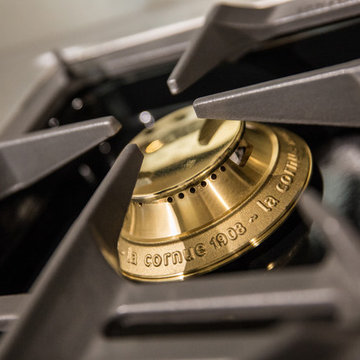 Edle Wohnküche mit Materialmix aus Holz und Edelstahl