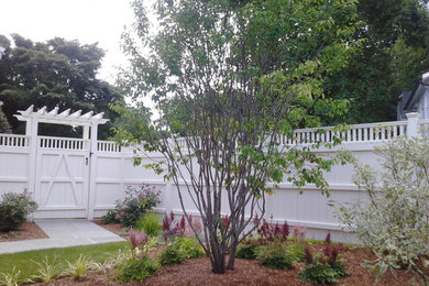This is an example of a mid-sized traditional landscaping in New York.
