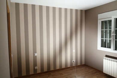 Diseño de dormitorio actual pequeño con paredes marrones