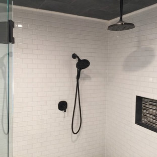 Bäder mit schwarzen Fliesen und Marmor-Waschbecken/Waschtisch Ideen