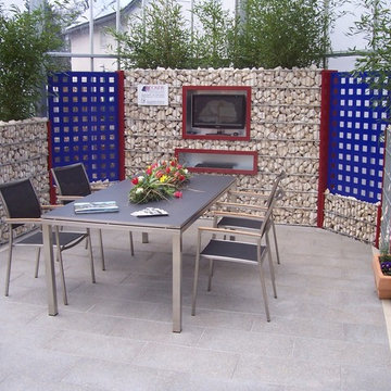 Sitzplatz mit Sichtschutz aus Gabionen mit Schmuckelementen