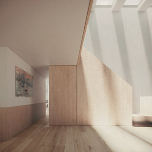 Große Moderne Holztreppe in L-Form mit Holz-Setzstufen, Holzgeländer und Wandpaneelen in London