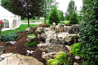 Inspiration for a traditional landscaping in Detroit.