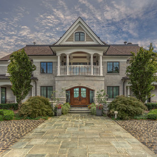 デトロイトの大きい両開きドアトランジショナルスタイルのおしゃれな玄関ドア (グレーの壁、ライムストーンの床、木目調のドア、青い床) の写真