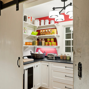 Aménagement d'une arrière-cuisine contemporaine en U de taille moyenne avec un placard sans porte, des portes de placard blanches, un plan de travail en quartz modifié, une crédence rouge et un sol en bois brun.