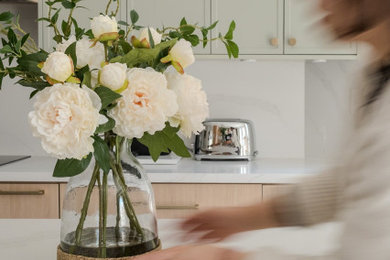 Transitional home design photo in Toronto