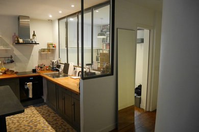 Imagen de cocina urbana de tamaño medio abierta con fregadero de un seno, encimera de madera y salpicadero blanco