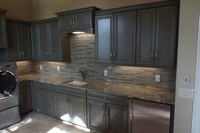 Laundry room - contemporary laundry room idea in Tampa
