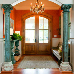 Выдающиеся фото от архитекторов и дизайнеров интерьера: входная дверь среднего размера в классическом стиле с оранжевыми стенами, паркетным полом среднего тона, двустворчатой входной дверью и входной дверью из светлого дерева