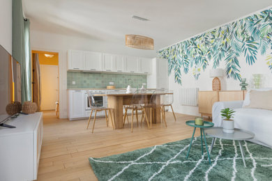 Exemple d'un salon moderne de taille moyenne et ouvert avec un mur vert, parquet clair, aucune cheminée, un téléviseur indépendant et un sol beige.