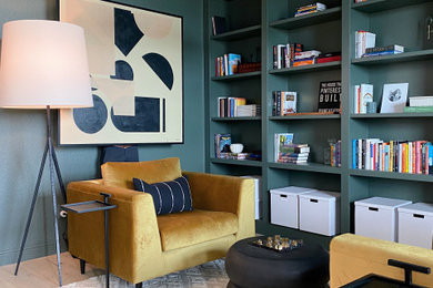 ダラスにある高級な中くらいなトランジショナルスタイルのおしゃれなホームオフィス・書斎 (ライブラリー、緑の壁、淡色無垢フローリング、ベージュの床) の写真