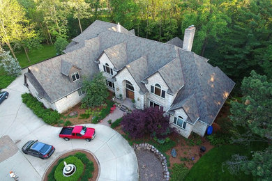 Inspiration for a timeless home design remodel in Milwaukee
