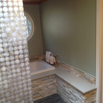 Lois Bathroom