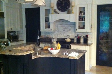 Example of a classic kitchen design in Portland