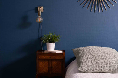 Inspiration pour une chambre parentale rustique de taille moyenne avec un mur bleu.