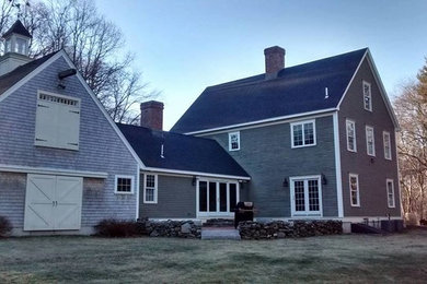 Example of a country home design design in Boston