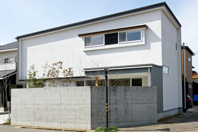 Foto de fachada de casa blanca y negra minimalista de dos plantas con tejado de un solo tendido y tejado de metal