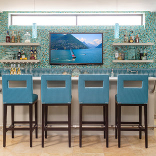 ロサンゼルスのビーチスタイルのおしゃれな着席型バー (インセット扉のキャビネット、淡色木目調キャビネット、マルチカラーのキッチンパネル、モザイクタイルのキッチンパネル) の写真