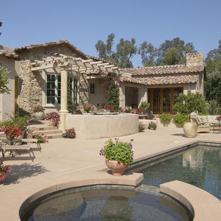 Bild på en medelhavsstil anpassad pool, med spabad och marksten i betong