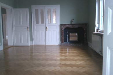 Klassisches Wohnzimmer mit gebeiztem Holzboden in Sonstige