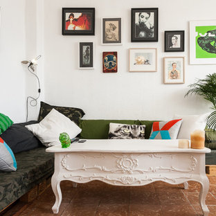 Modelo de salón ecléctico con paredes blancas y suelo marrón