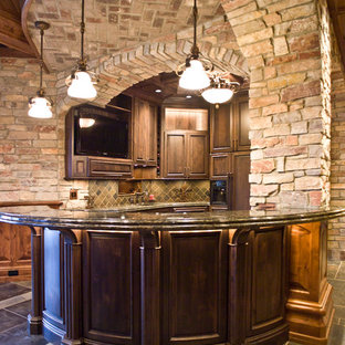 他の地域のトラディショナルスタイルのおしゃれなホームバー (レイズドパネル扉のキャビネット、濃色木目調キャビネット、緑のキッチンパネル) の写真