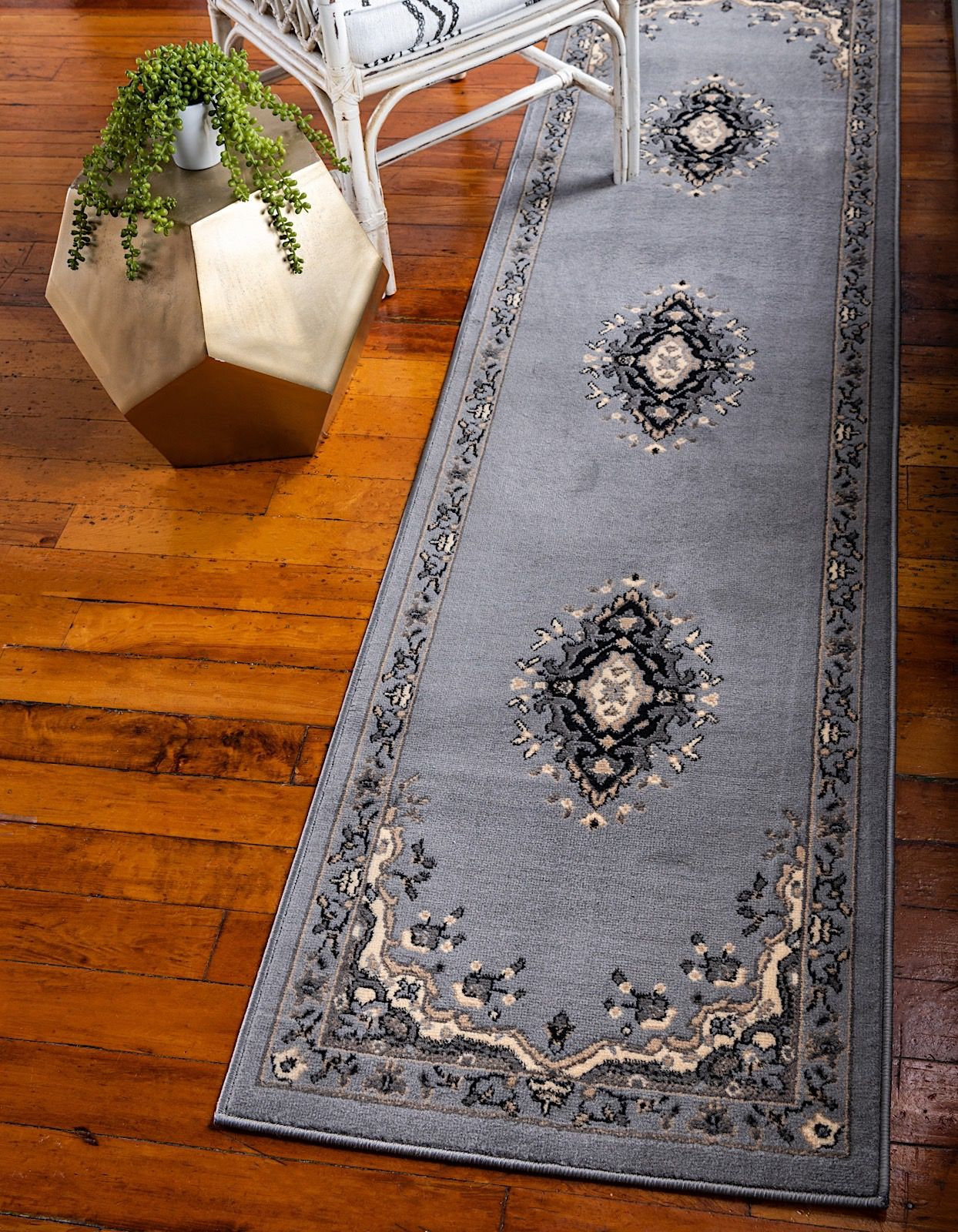 Traditional Anahita Smoke Area Rug, 2'7