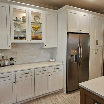 Contemporary Kitchen Remodel Done in Two-Tone Cabinets