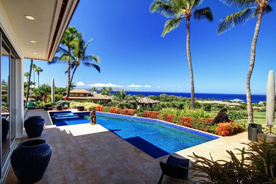 ハワイにあるアジアンスタイルのおしゃれなプールの写真