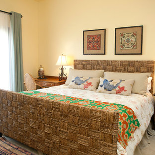 Idee per una camera degli ospiti etnica di medie dimensioni con pareti gialle, pavimento in pietra calcarea, pavimento beige e nessun camino