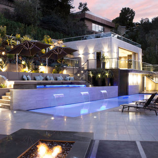 ロサンゼルスの大きい長方形コンテンポラリースタイルのおしゃれなプール (タイル敷き) の写真