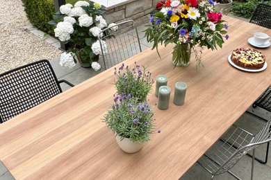 Kleiner, Überdachter Patio neben dem Haus mit Natursteinplatten in Hamburg