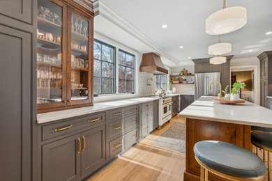 Cette photo montre une cuisine avec un placard à porte affleurante, des portes de placard grises, un plan de travail en quartz modifié, une crédence blanche et un plan de travail blanc.