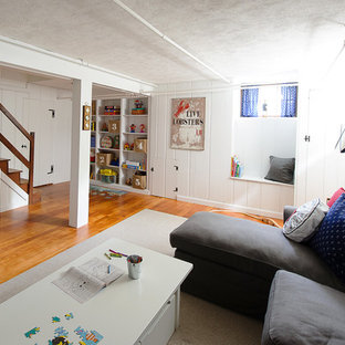 Foto de sótano con ventanas costero, sin chimenea, con paredes blancas, suelo de madera en tonos medios y suelo naranja