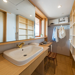 Diseño de lavadero multiusos y lineal, de estilo zen, con fregadero encastrado, armarios abiertos, puertas de armario de madera clara, encimera de madera y paredes blancas