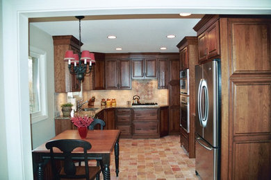 Kitchen - traditional kitchen idea in Chicago