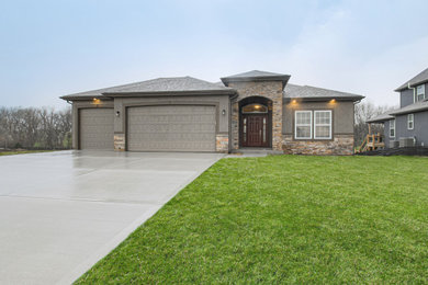 Transitional brown one-story stucco house exterior photo in Kansas City with a hip roof and a shingle roof