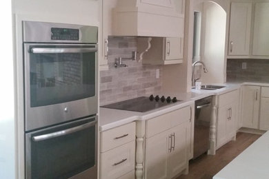 Kitchen - traditional kitchen idea in Miami