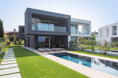 Villa bifamiliare moderna con doppia piscina