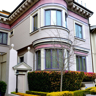 Idéer för att renovera ett mellanstort vintage rosa hus, med två våningar, platt tak och tak i shingel