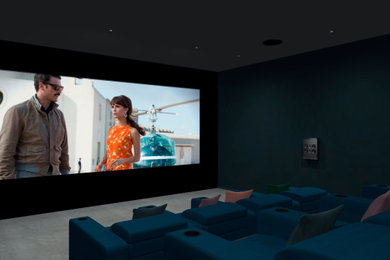 Foto de cine en casa cerrado actual de tamaño medio con paredes azules, moqueta, pantalla de proyección y suelo gris