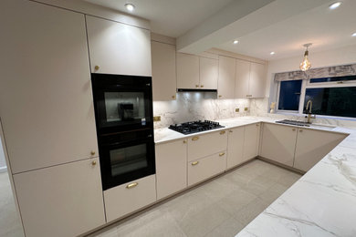 Example of a minimalist kitchen design in London