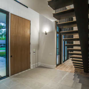 Eingang mit heller Holztür und gewölbter Decke Ideen, Design & Bilder